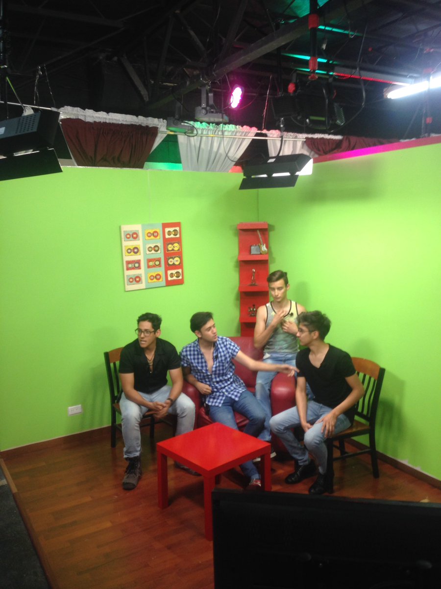 Limonatics's tweet photo. Hoy toco nos  conducir un programa de televisión #PartyDJ !Gracias por estar al pendiente! #LimonaticsPorSiempre 😎🤘🏻 https://t.co/7ukFEFaNuW