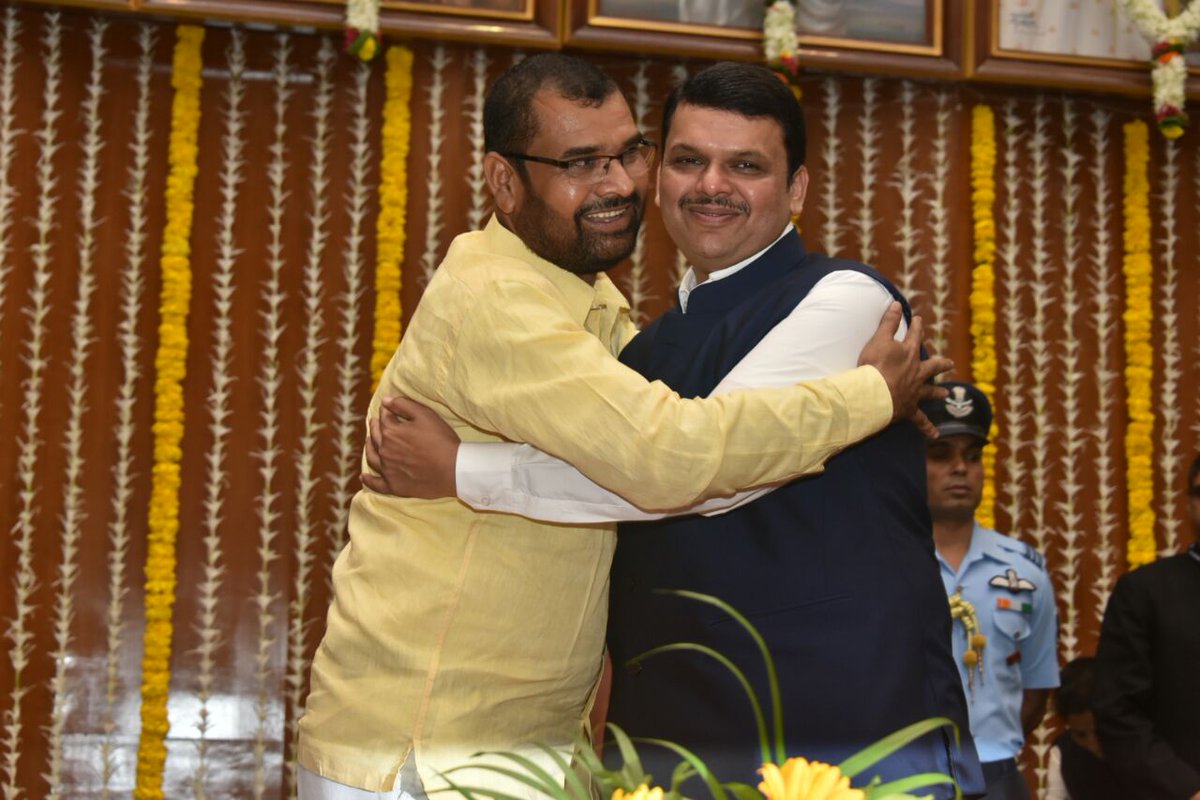 Info_Sangli's tweet photo. मा. ना. श्री. सदाशिव खोत यांनी राज्यमंत्री म्हणून शपथ घेतली https://t.co/YaxmJHjSsA