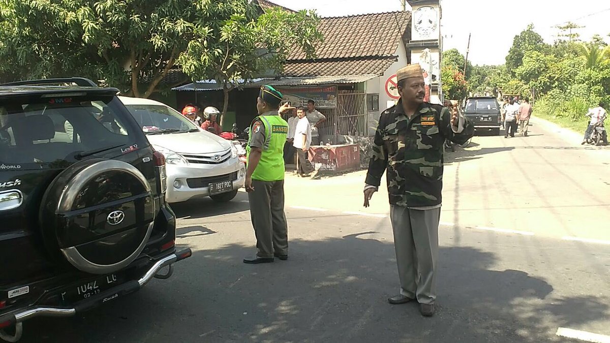 posmudikbanser's tweet photo. Kasatkornas BANSER @sahabat_alfa urai kemacetan arus balik jln Nasional tulungagung-blitar @Ansor_Satu @mantriss https://t.co/5GdObtX4pI