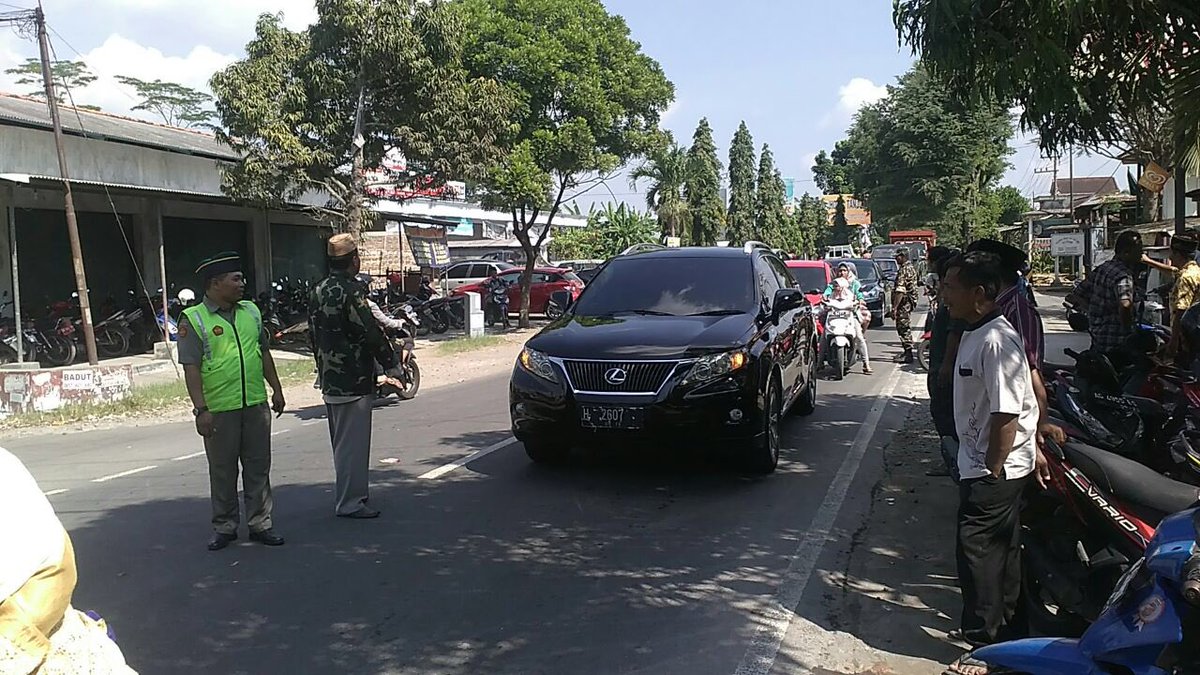 Kasatkornas BANSER @sahabat_alfa urai kemacetan arus balik jln Nasional tulungagung-blitar <a href="/Ansor_Satu/">yaqut cholil qoumas</a> <a href="/mantriss/">sumantri suwarno</a>