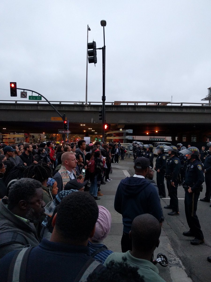lexizzzlee's tweet photo. Everyone in the town stay safe. #Oakland #BlackLivesMatter https://t.co/rbLCPVOIvz