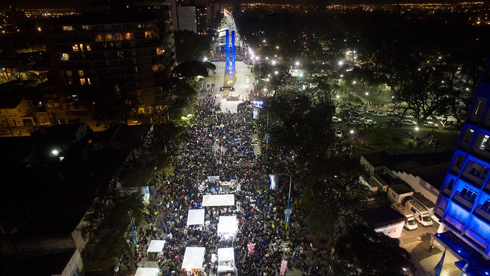 Bicentenario_16's tweet photo. Mirá las fotos de la inauguración del Monumento al #Bicentenario https://t.co/crLuMuj692 https://t.co/DrHQ7iS2ke