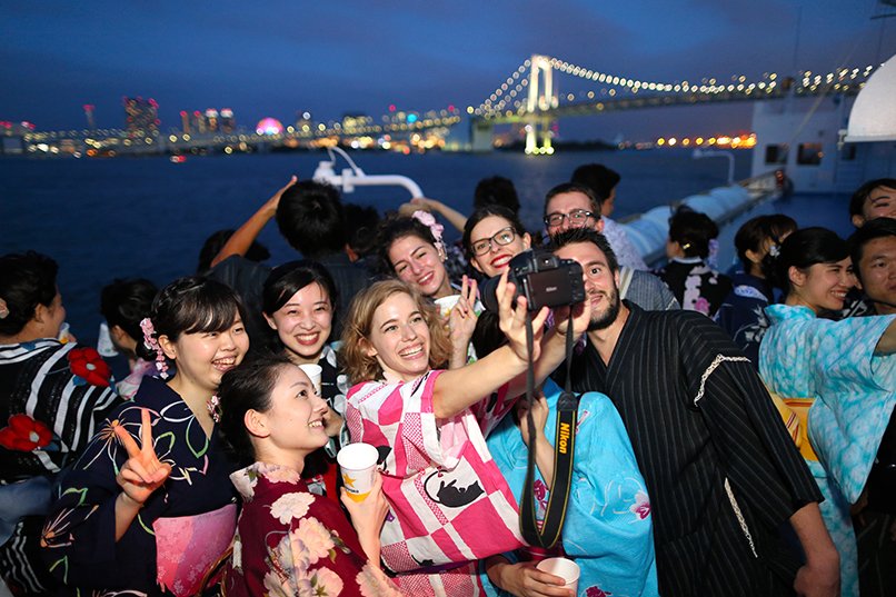 朝日新闻中文网 简 暂忘酷暑品味七夕东京湾纳凉船热闹巡游 七夕 纳凉7日七夕夜 大型客轮变身 东京湾纳凉船 从东京 竹芝栈桥离港 巡游于台场 羽田机场等地 船上满是身着浴衣的年轻游客 详见https T Co Zfsyobtps3