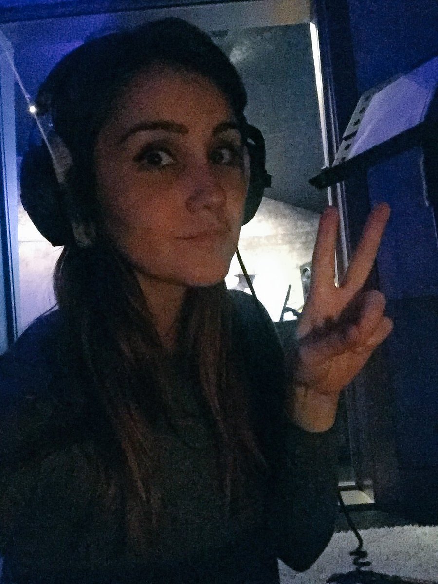 DulceMaria's tweet photo. 4to día de estudio!😅ya vamos por la Canción 7!!🎤🎤😍❤️🙌🏼 todo mi corazon y mi fuerza esta plasmado en este disco! 😘✌🏼️ https://t.co/LI4Df9OFeB