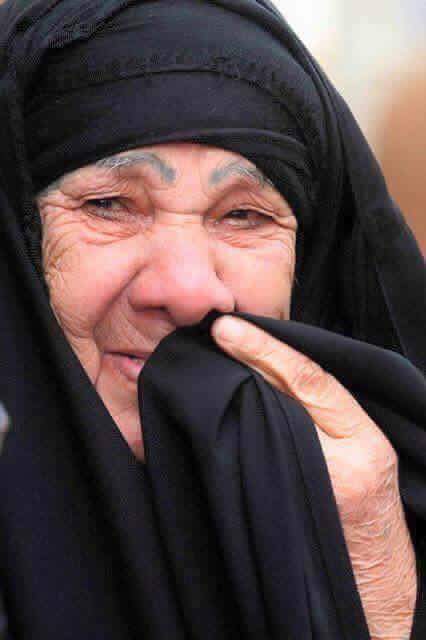 شخص طرد  أمه من الب
فرجعت في منتصف الليل 
دكت الباب كالت 
متعودة  شفت الضيم من اهزبيك 
بس يمه فكلي الباب خليني اغطيك