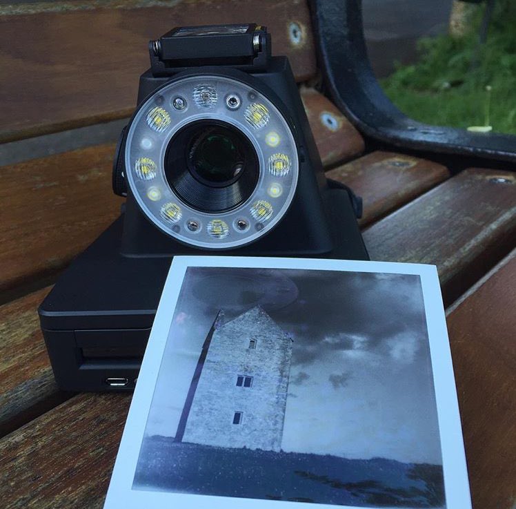 ForgottenBee's tweet photo. Strolling with my #i1camera #Bruton @Impossible_HQ & enjoying #Bath with my #Polaroid #BumbleBee @SuperAtomic_ :) X https://t.co/jhA3z5L8AS