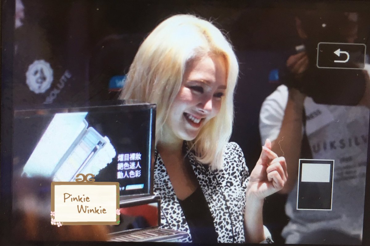 [PIC][06-07-2016]HyoYeon khởi hành đi Hồng Kông để tham dự khai trương chi nhánh mới của "Absolute New York" vào chiều nay Cm0cMIHUkAAQ4oz