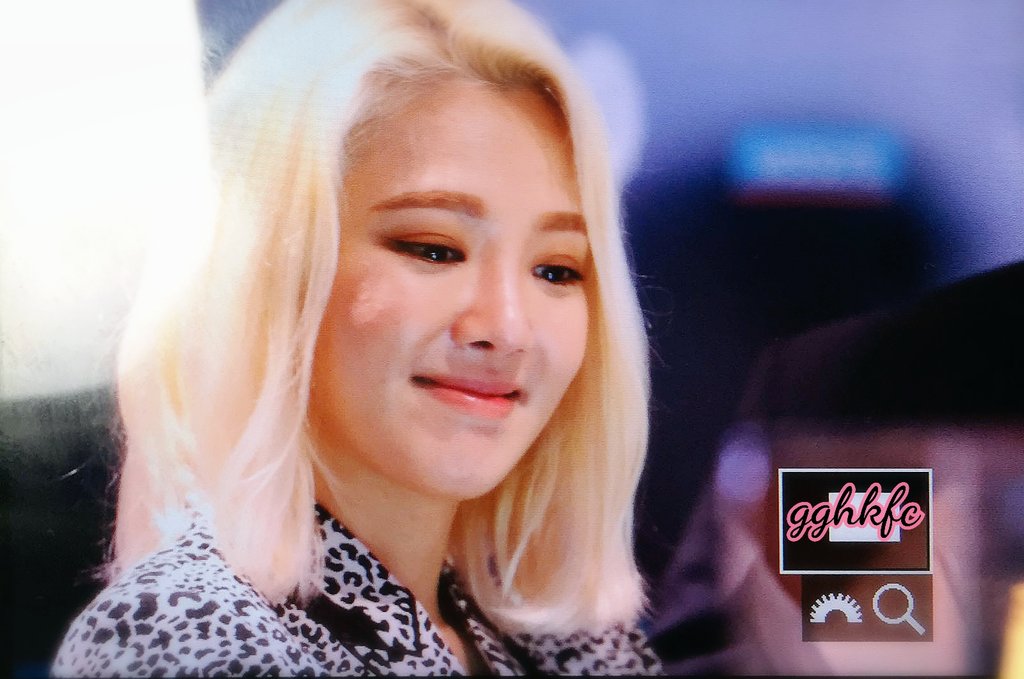 [PIC][06-07-2016]HyoYeon khởi hành đi Hồng Kông để tham dự khai trương chi nhánh mới của "Absolute New York" vào chiều nay Cm0dfATVMAAFtoh