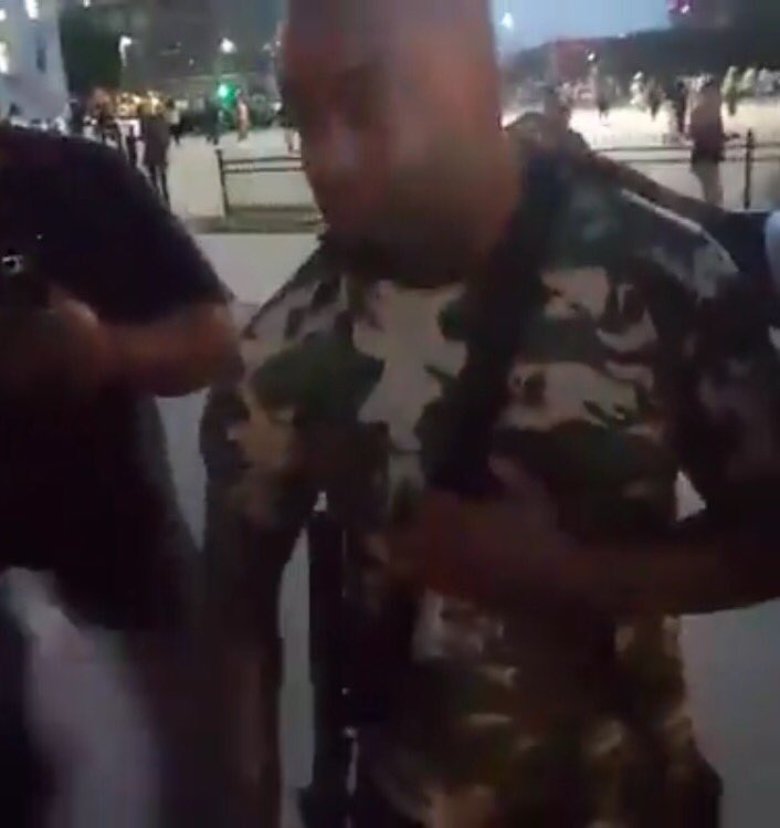 MercedezUAZ's tweet photo. : @DallasPD "person of interest" seen in Facebook vid handing rifle to officer: https://t.co/UWFQ6lAEaf #Dallas https://t.co/Q4RBnY4rCP