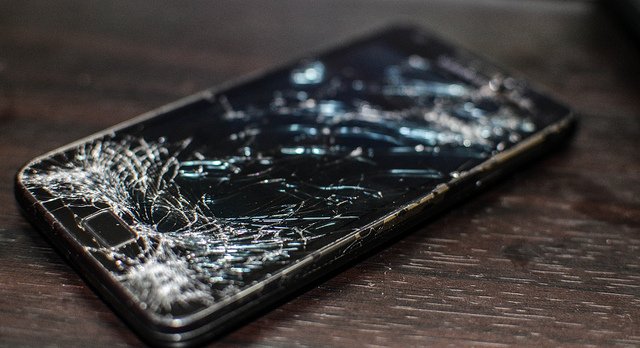 syncNscan's tweet photo. Will you see your face in a broken mirror?If no,then why do you carry a broken screen #Smartphone? Choose #syncNscan https://t.co/j4YcdtuGx2