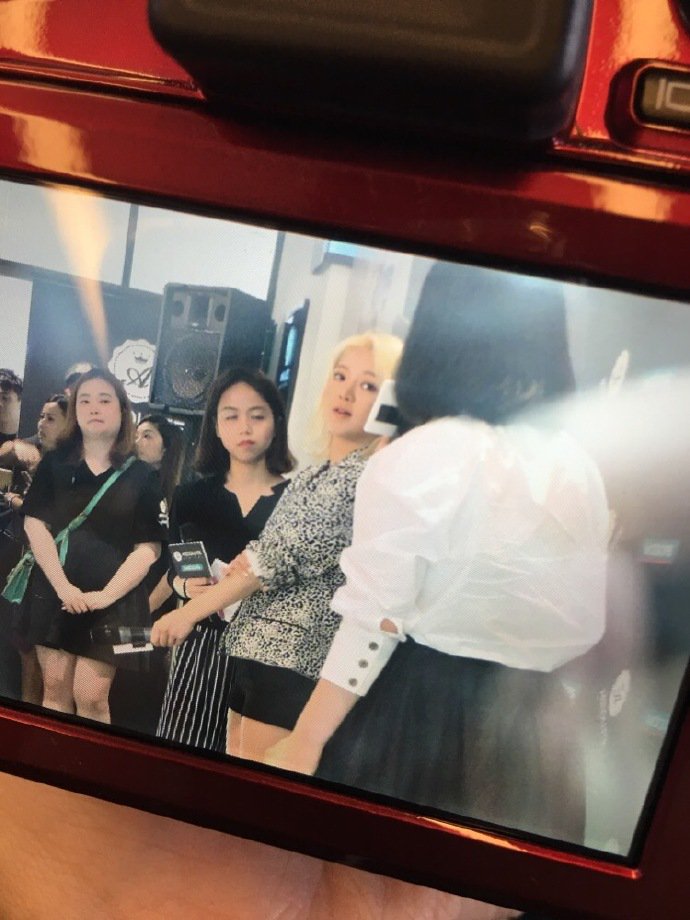 [PIC][06-07-2016]HyoYeon khởi hành đi Hồng Kông để tham dự khai trương chi nhánh mới của "Absolute New York" vào chiều nay Cm0edJOUkAAunJF