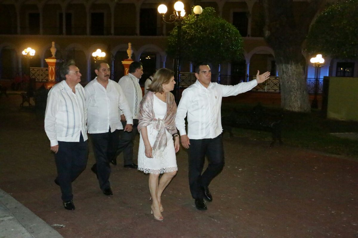 alitomorenoc's tweet photo. Junto a la procuradora @ArelyGomezGlz recorriendo el Centro Histórico de nuestra bella ciudad. https://t.co/OUbZXcURJp