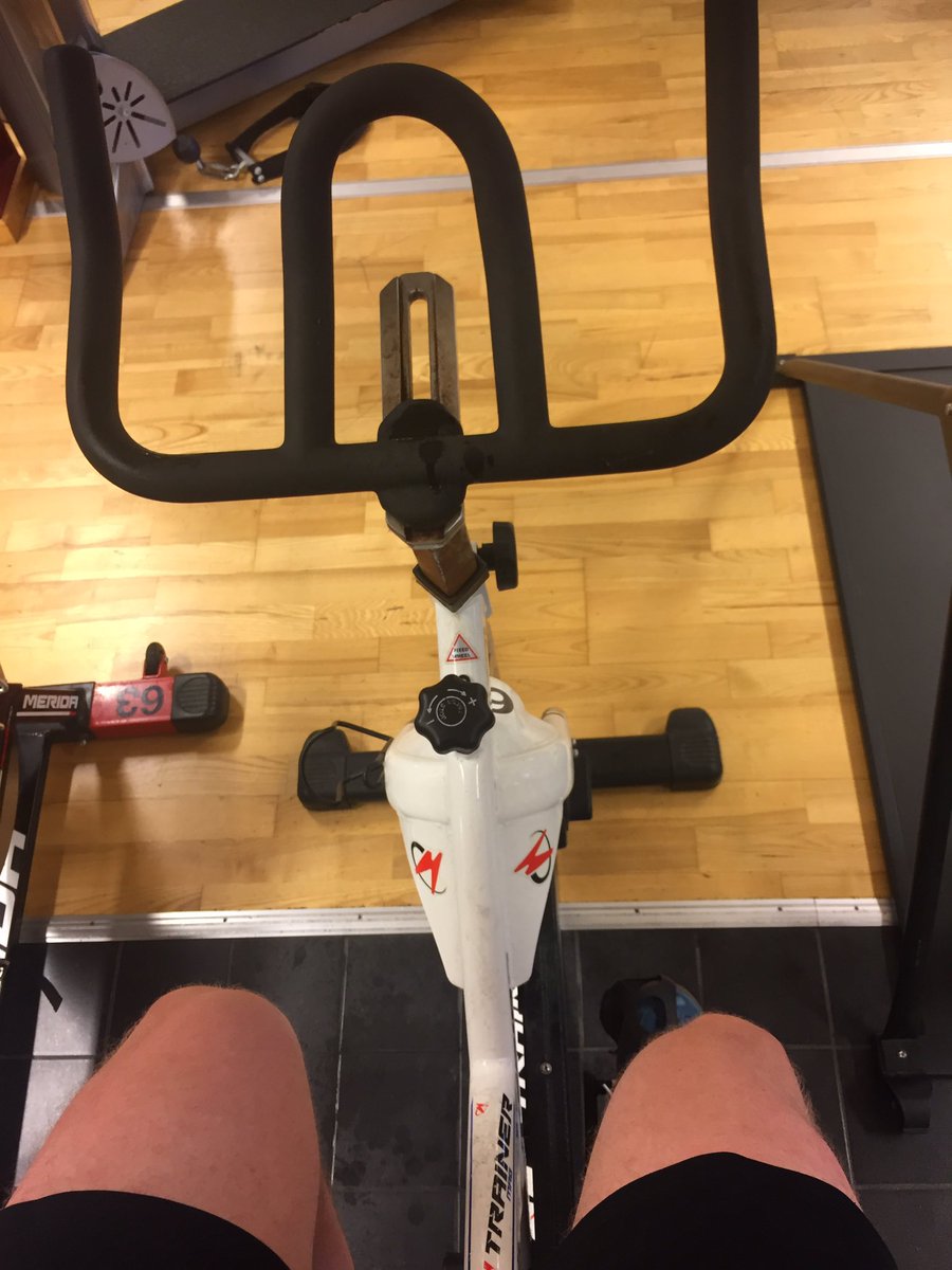 Börja fredagen med ett tröskelpass på cykeln. Börjar längta efter is nu.. #krigapå