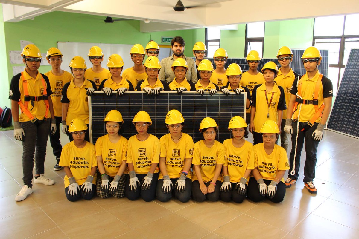 PallaSolarPros's tweet image. RT @SOLS247 The future is looking bright for the @SOLSSolar students! #LightUpYourFuture #SolarPower #SolarEnergy …