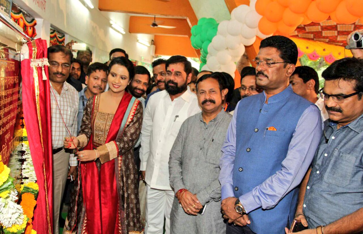 fadnavis_amruta's tweet photo. Inaugurated Thane Municipal Corporation school - revamped by Art of Living. Loved to speak to the children &amp; Faculty https://t.co/8WPhRRZrPk