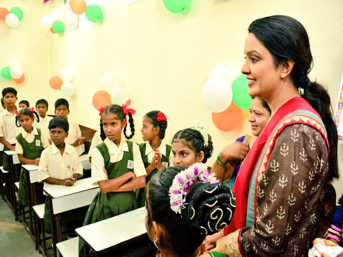 fadnavis_amruta's tweet photo. Inaugurated Thane Municipal Corporation school - revamped by Art of Living. Loved to speak to the children &amp; Faculty https://t.co/8WPhRRZrPk