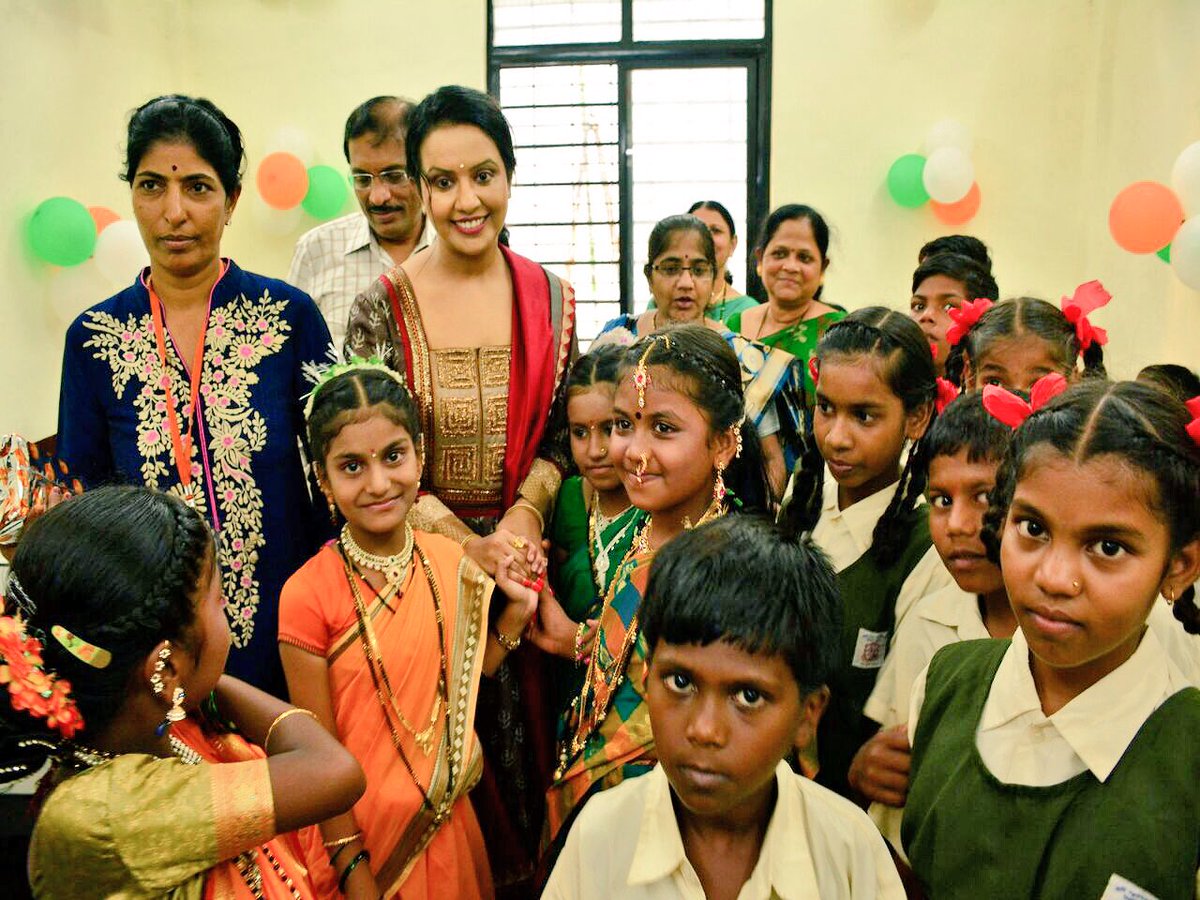 fadnavis_amruta's tweet photo. Inaugurated Thane Municipal Corporation school - revamped by Art of Living. Loved to speak to the children &amp; Faculty https://t.co/8WPhRRZrPk