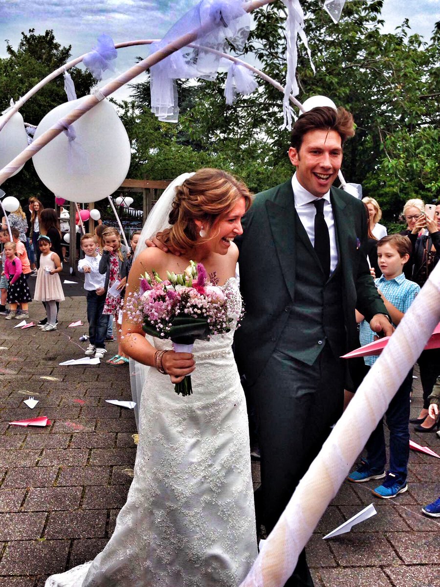 DeMerwedonk's tweet photo. Meester Tom trouwt 'zijn juf' Simone💞 @ovo_po #huwelijk https://t.co/pAwGHxjzNj