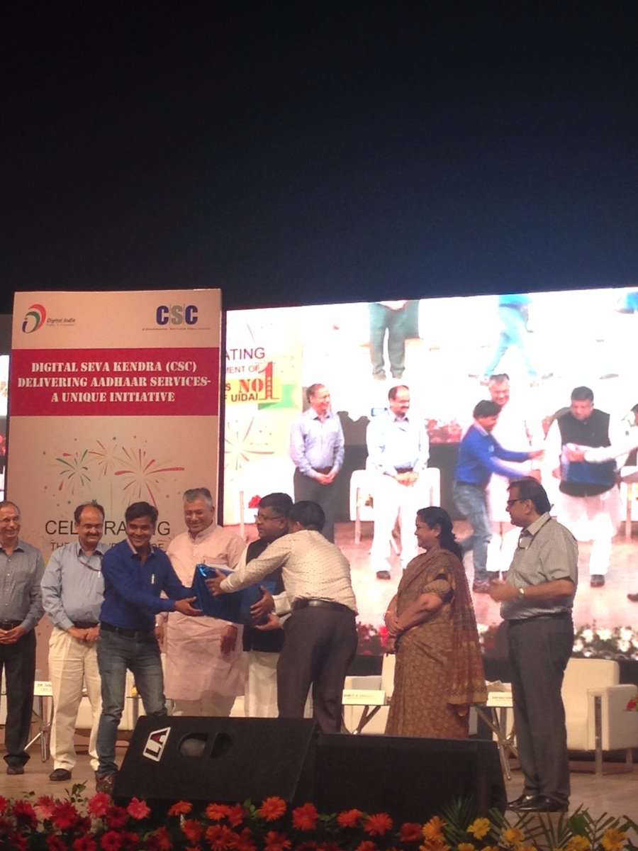 CSCegov_'s tweet photo. @rsprasad felicitates @CSCegov_ VLEs for their exceptional work in the field of @AadhaarUIDAI #CSCDigitalSeva https://t.co/2dYQwhcqxq