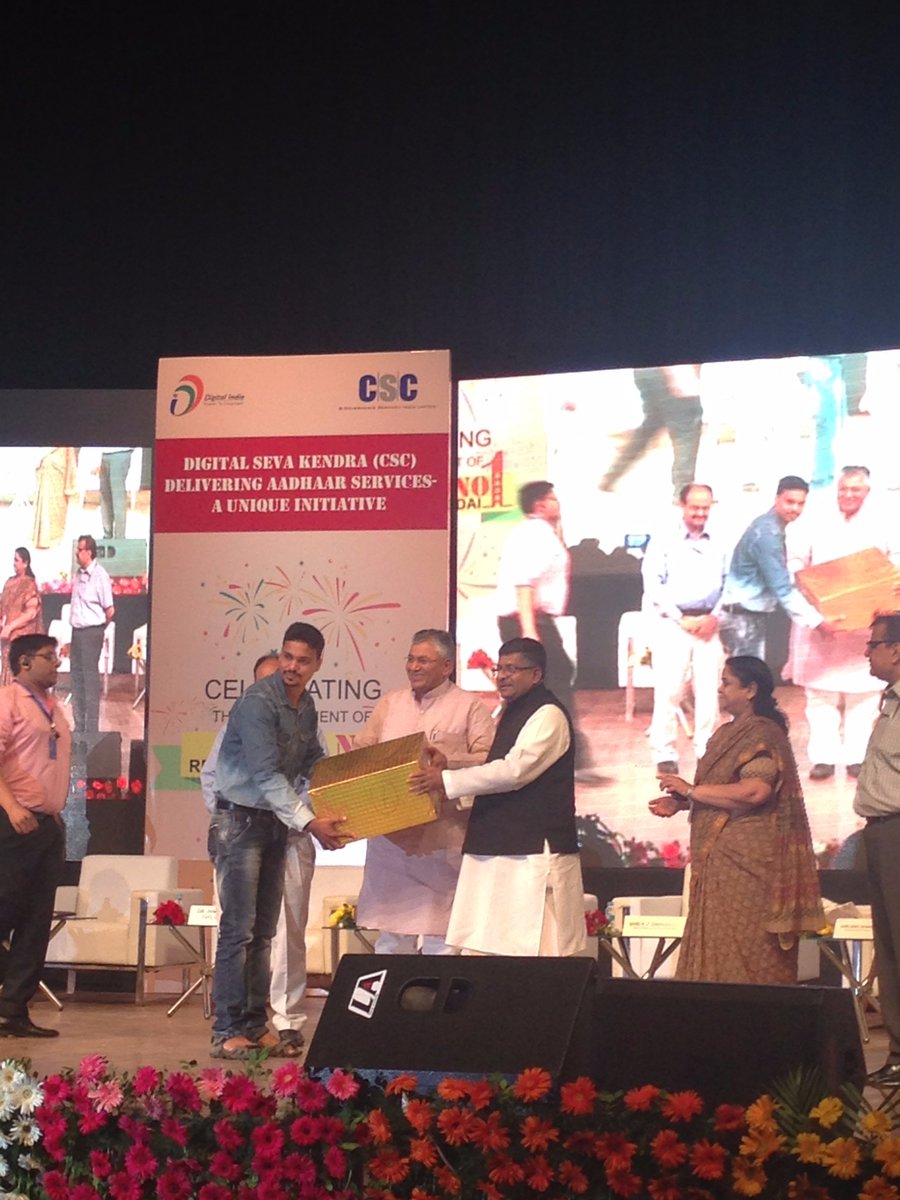 CSCegov_'s tweet photo. @rsprasad felicitates @CSCegov_ VLEs for their exceptional work in the field of @AadhaarUIDAI #CSCDigitalSeva https://t.co/2dYQwhcqxq