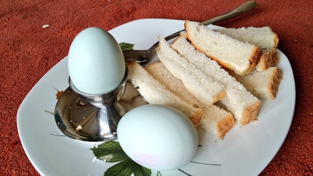 joncampling's tweet image. Morn'n all...
Its #tigerbread dipped in #Oldcotswoldlegbar boiled eggs for brekky today :😊 
So blue...