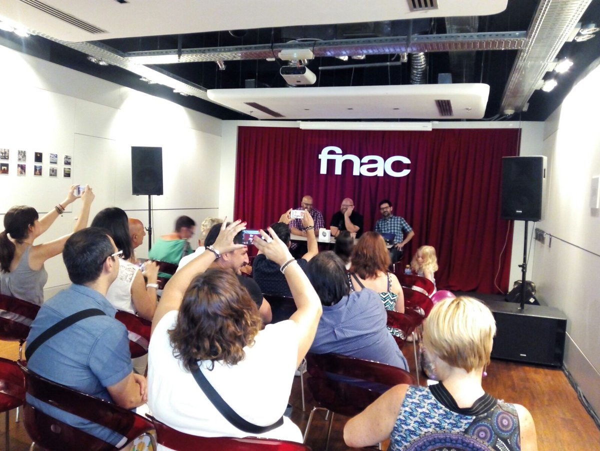 israelolivera_'s tweet photo. ¡Gracias por al complicidad en la presentación de #PosoDeCeniza en @Fnac_ESP #Málaga! https://t.co/rfXr8LQ2yP https://t.co/XGk4BmixXF