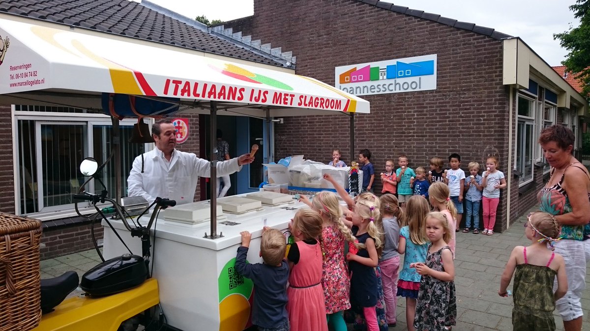 De ijscoman op school! Een fijne vakantie voor iedereen!