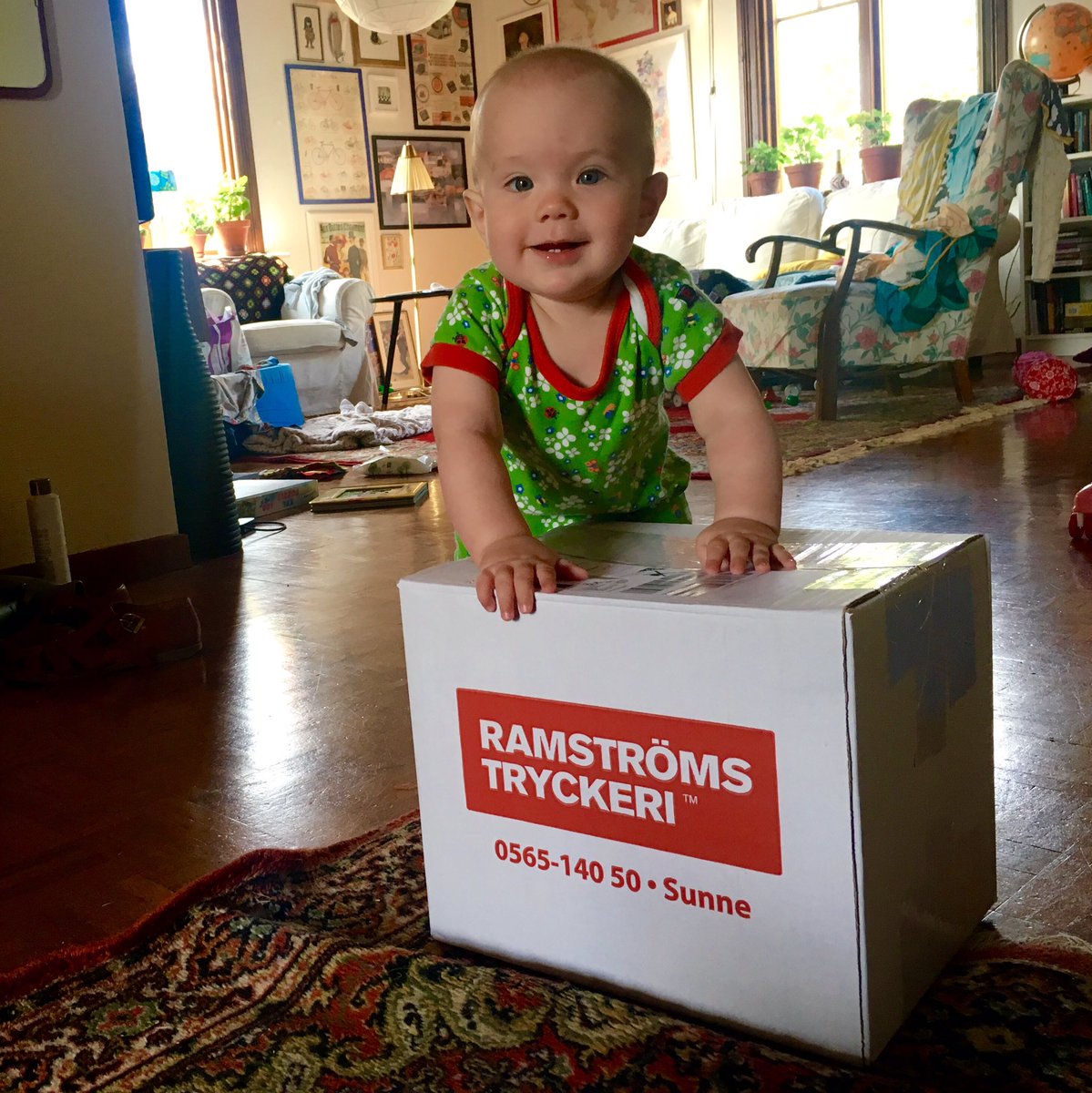 Kontoretkom's tweet image. Är du lika nyfiken som Pelle på innehållet i lådan? Kom till Soltorget imorgon 11-13, då lanseras @funkisliv!