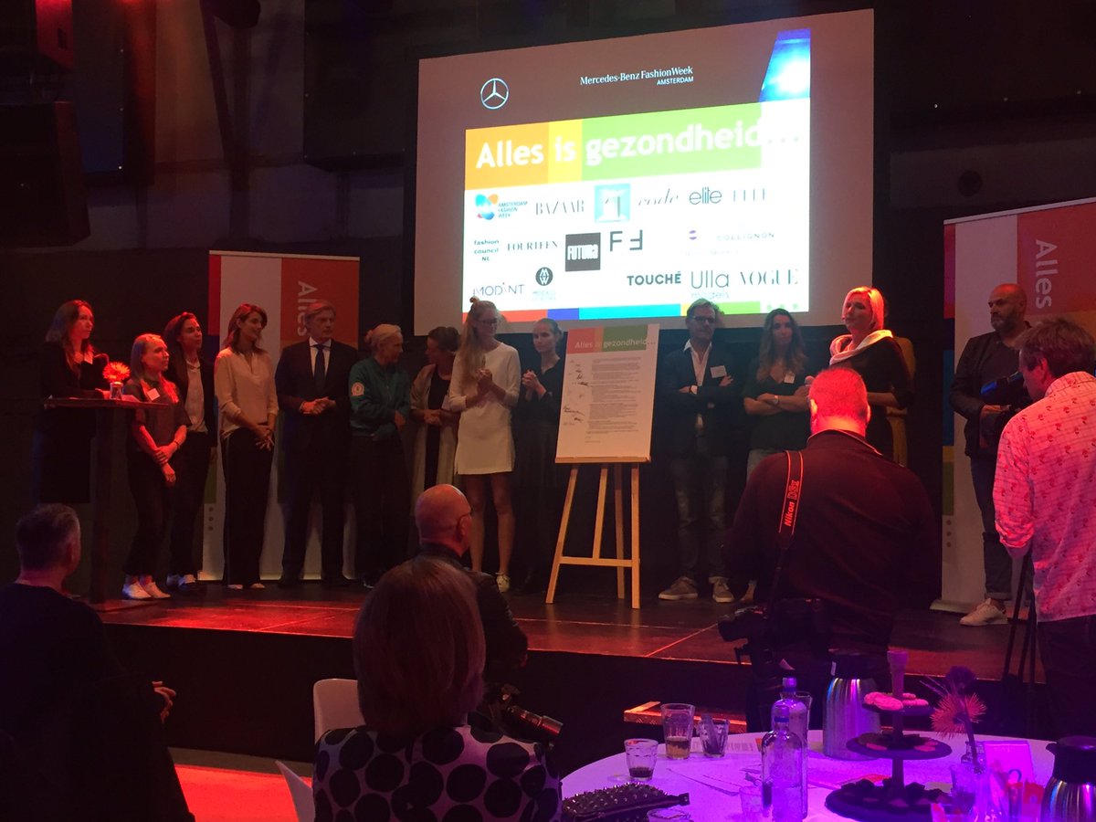 Duffes's tweet image. Midden tussen de modellen omdat de modebranche nog zuiniger op ze wordt  #health&amp;amp;fashion  #Allesisgezondheid