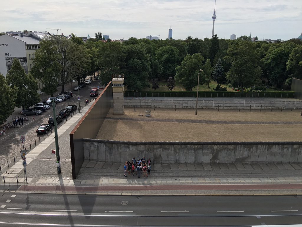 lauraboldrini's tweet photo. Il muro non difende. Il muro offende. Il muro umilia, genera sofferenza e rancore #eastsidegallery #berlin #memoria https://t.co/LxSs7ux3Fa