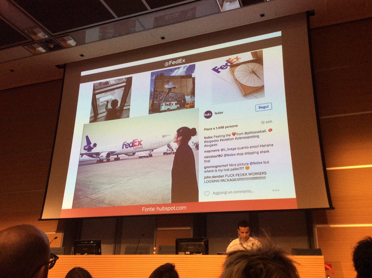 Il bacio con l'aereo, grande idea! <a href="/FedEx/">FedEx</a> ##FedEx @ilfestival #wmf16 @mauro_ronci <a href="/enricogualandi/">Enrico Gualandi</a>