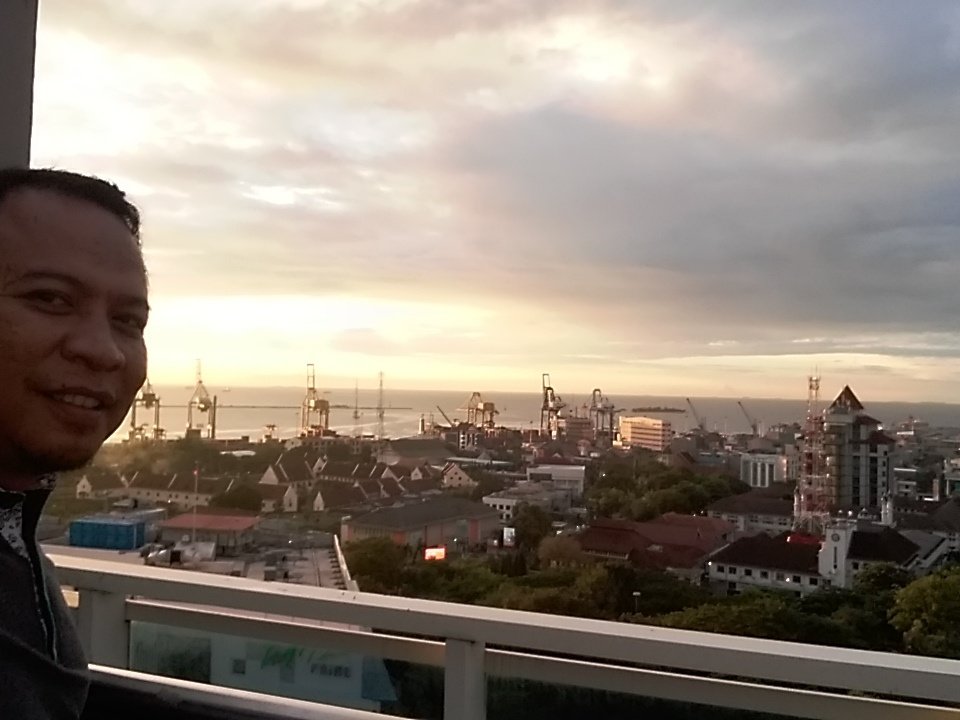 Suasana Sore menjelang Magrib di Makassar <a href="/liputan08/">@liputan8.com</a> <a href="/SupirPete2/">Supet</a> <a href="/FotoMakassar/">Fotografer Cantik</a> <a href="/DP_dannypomanto/">Danny Pomanto</a>  <a href="/cmtujungpandang/">Camat Ujung Pandang</a>