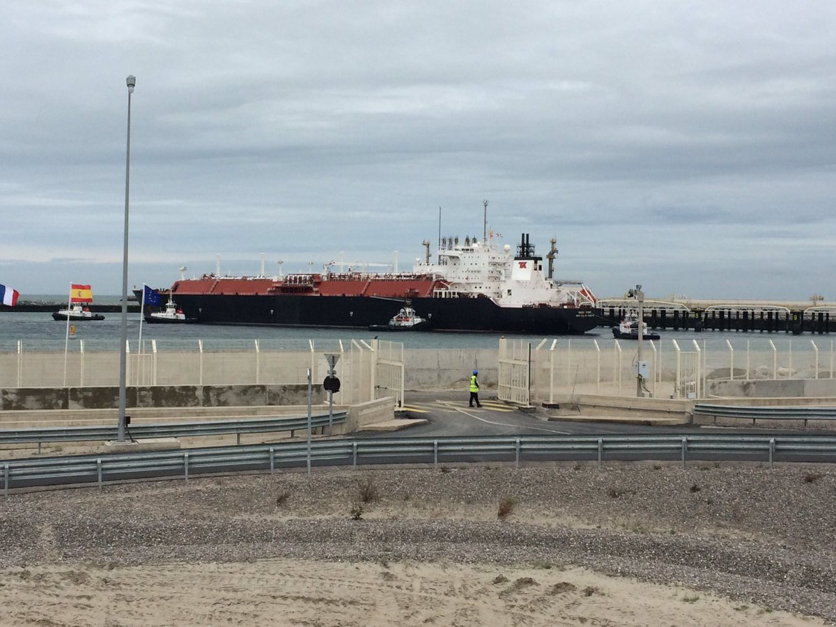 Méthanier à quai à <a href="/DunkerqueLNG/">Dunkerque LNG</a> . Bravo à toutes les équipes!