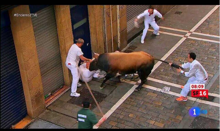 Siempre hay gente dispuesta a ayudar,  gracias @eranlascinco.... Los encierros no son una broma