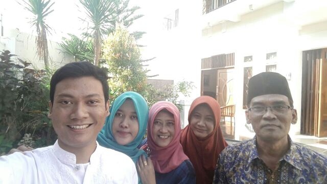 bintang_asmanda's tweet photo. Momen keceriaan bersama Mama, Bapak, Adik dan Istri setelah Prosesi Sungkeman dlm rangka Idul Fitri 1437 H https://t.co/Wp4C2f9sKM
