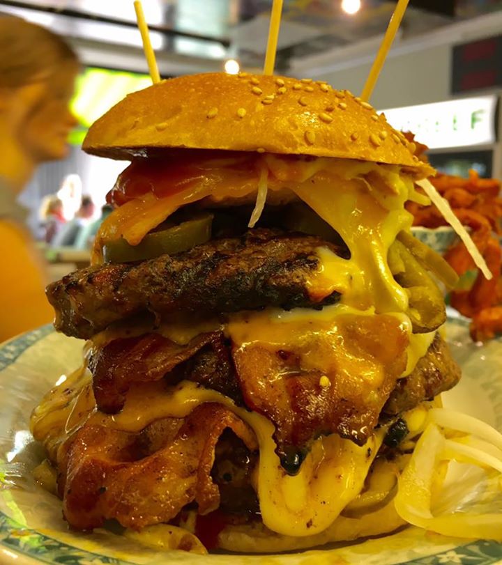 BurgeramtTR's tweet photo. Wochenende! #burgeramt #sillaburger #triplebeef #triplecheese #burgerlove #soulfood #wochenende https://t.co/Iv10rVYh2U