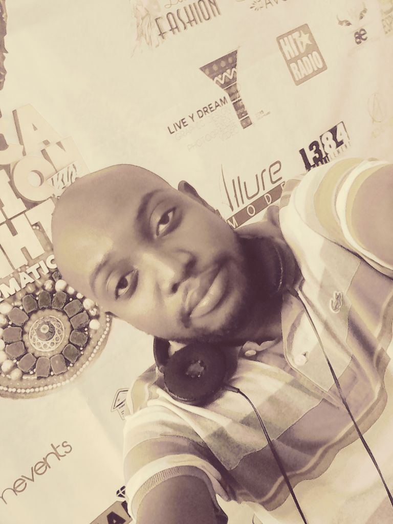jector204's tweet photo. au boulot ce matin.Bonne journée #OnAvance #Jector Doam @Pub228 @Lyrics228 @228liveydream @cultures_togo @LaTeam228 https://t.co/H8GBZhCRZM