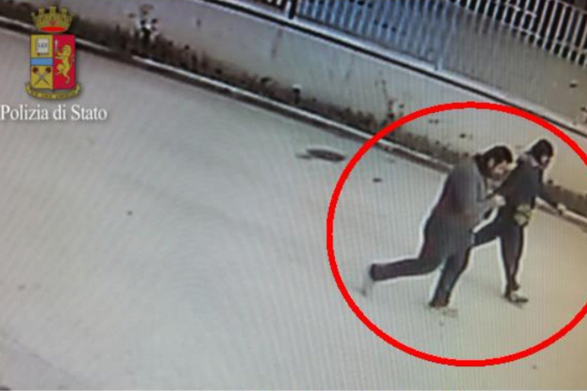 Adnkronos's tweet photo. Omicidio #Dedda, #polizia diffonde le foto dei killer /GUARDA https://t.co/iuBQiJgsZV https://t.co/u3PjOk3ckd