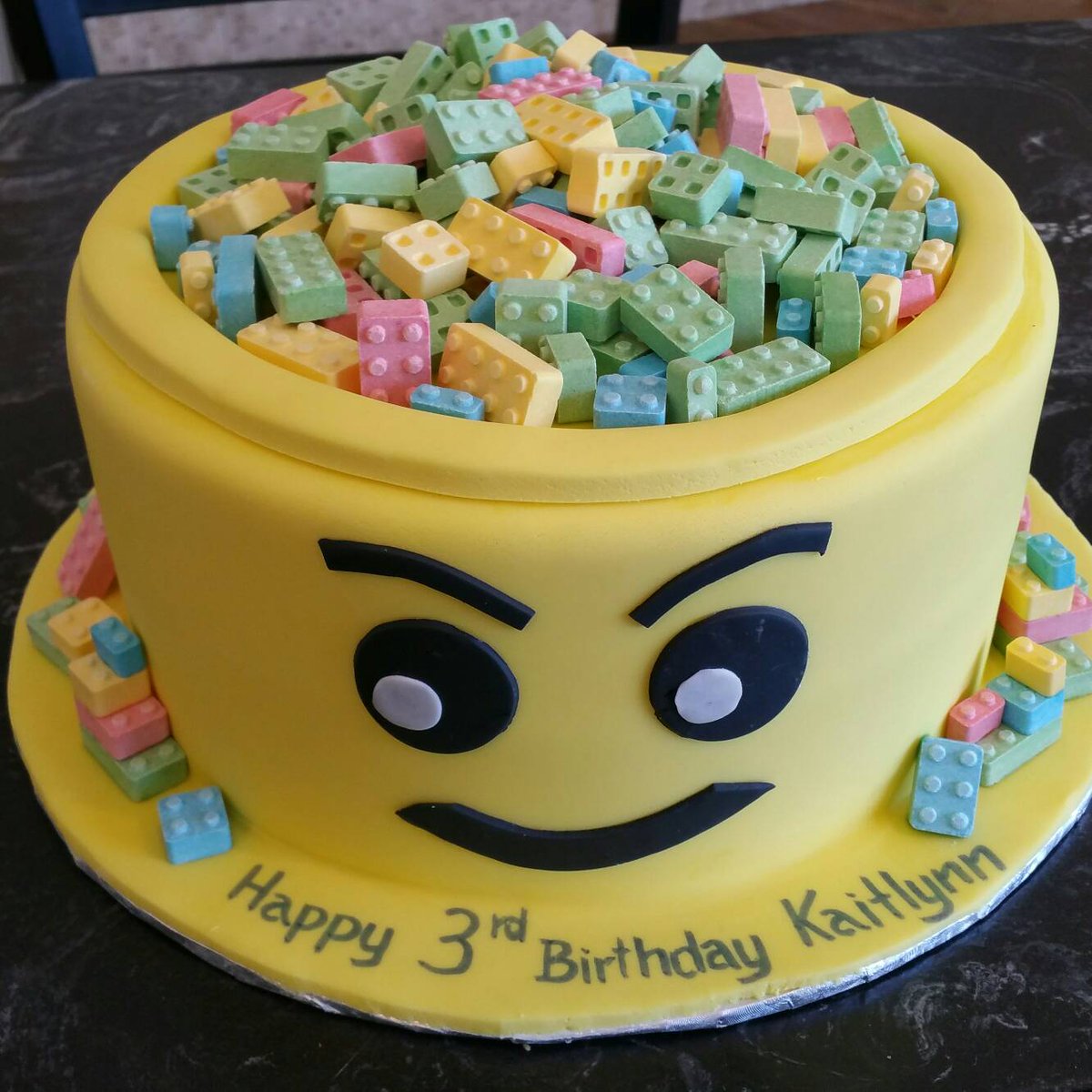LEGO birthday cake with edible Legos!  😃🌞
#legocake #kidsbirthdaycake #customcakeetobicoke #customcaketo