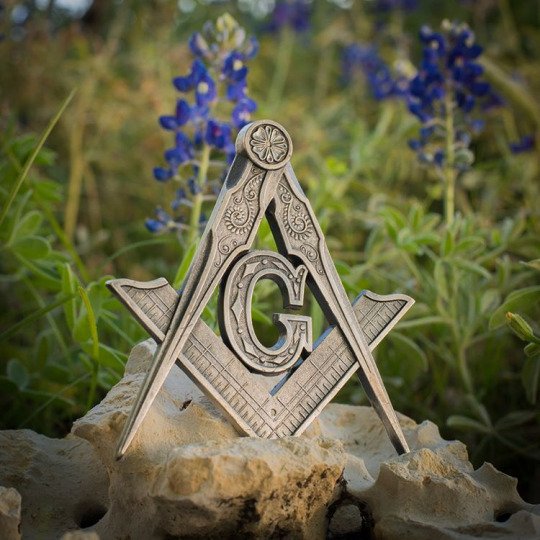 Freemasonry2017's tweet photo. The working tools of a Mason set amongst the #Texas #Bluebonnets resting on an interesting piece of #holeyrock https://t.co/ct7RqpJ3x5