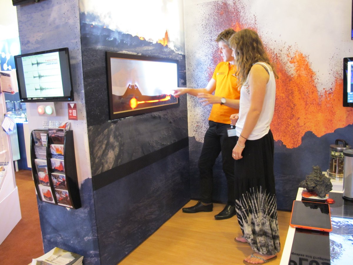 CamVolcSeis's tweet photo. How do we know magma is moving underground? Where might it erupt? #summerscience @NERCscience @GuralpSystems https://t.co/uaWl9LSAft