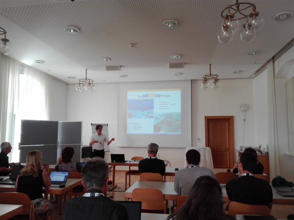 robocoenosis's tweet photo. Talking slimemold and firefly inspired swarm algorithms and artificial emotion in robotics! #subCULTron #MESROB16 https://t.co/cdY2tw1JfM