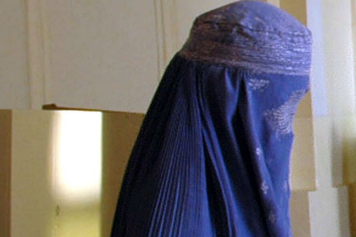 #Svizzera, burqa fuorilegge in Canton Ticino: oltre 9mila euro di multa a chi lo indossa tinyurl.com/hqam2hl