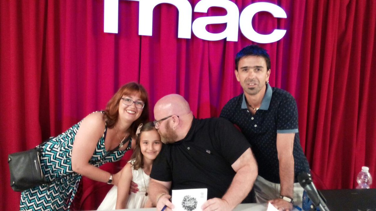 LenguaVerdeEd's tweet photo. Algunas fotos de la presentación en @Fnac_ESP #málaga de #PosodeCeniza, de @israelolivera_ Gran ambiente!!! https://t.co/iVLQhIaN8z