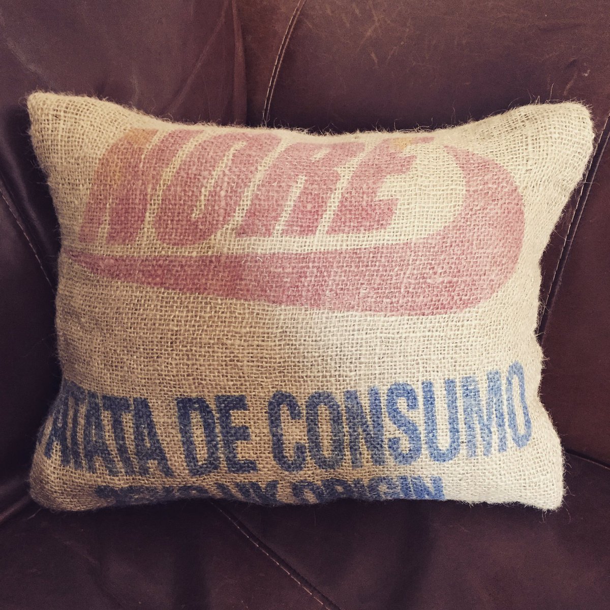 featherandtweed's tweet photo. Productive morning here at #featherandtweed #cushion #hessian #interiordesign #madeinyorkshire available from #etsy https://t.co/O2yV00paMQ