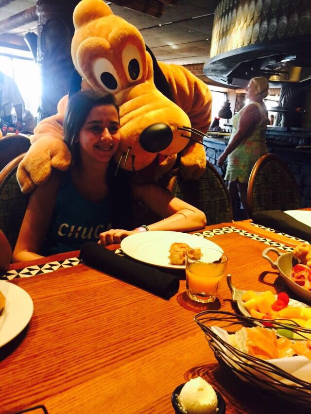 Chucao15's tweet photo. #BuenViernes ! Hoy nos toca #Epcot ! Ya desayunamos con los personajes ! Más que felices!! https://t.co/VcHqzcadd2
