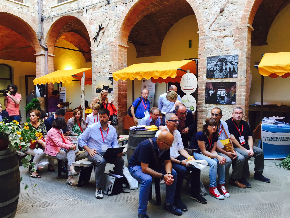 FIMCislStampa's tweet photo. Nella cornice della fortezza di Montepulciano #Morese intervista #Bentivogli "Abbiamo rovinato l'Italia?" #LSL16 https://t.co/fXf6rvstl6