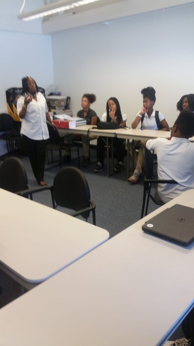 Cen.office tour with <a href="/robeau1/">Roberta Beauford</a> Which one of you will be the next @APSuperREP? <a href="/btownsaphs/">Brieem Towns</a>  #dreamacademy
