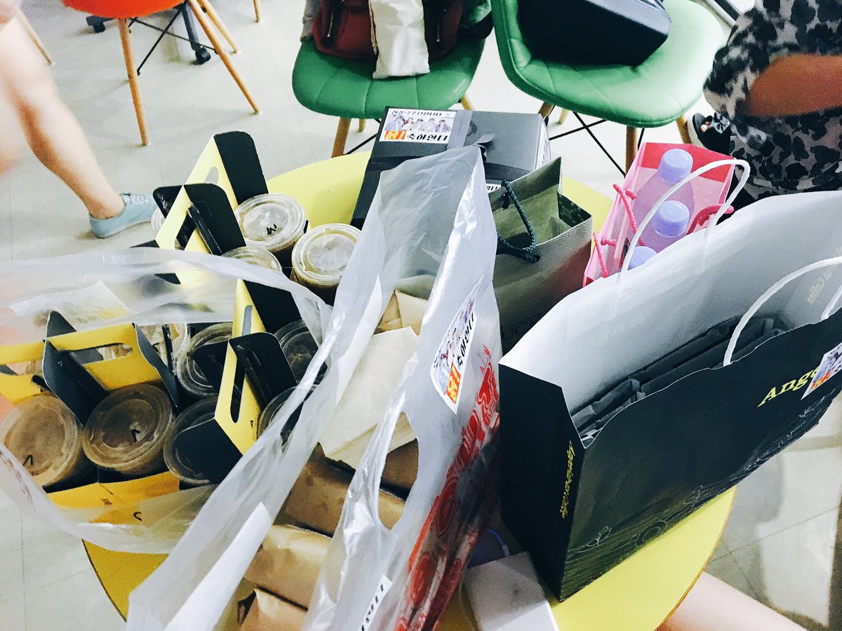 b703_rose's tweet photo. 160709 #유지원의옥탑방라디오 #전설 데뷔 2주년을 축하하며 간식과 음료를 선물했습니다! ^___^ 좋아서 "욕" 나온당 2주년 너무너무 축하해"욕" 사랑해"욕" >< ❤️💛💚💙💜 @5_LEGEND_5 https://t.co/0WDRnReP3P