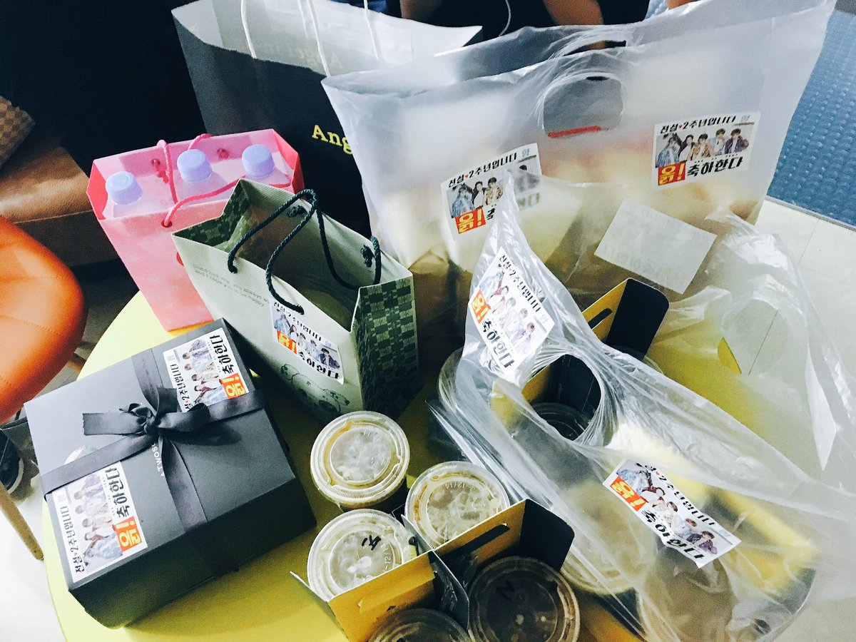 b703_rose's tweet photo. 160709 #유지원의옥탑방라디오 #전설 데뷔 2주년을 축하하며 간식과 음료를 선물했습니다! ^___^ 좋아서 "욕" 나온당 2주년 너무너무 축하해"욕" 사랑해"욕" >< ❤️💛💚💙💜 @5_LEGEND_5 https://t.co/0WDRnReP3P